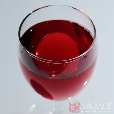 葡萄酒中含有比較多的糖類、醇類、有機酸及多種維生素等營養(yǎng)物質