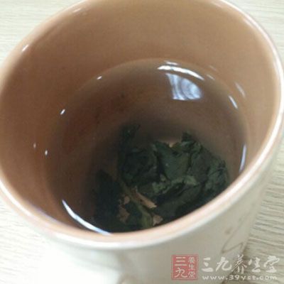 茶叶中含有大量单宁酸，饭后喝浓茶，会使刚刚吃进的还没消化的蛋白质同单宁酸结合在一起形成沉淀物