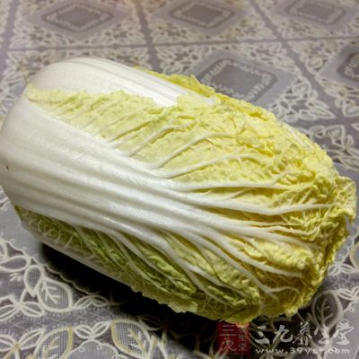 烙饼1张，圆白菜100克，大葱1段，干辣椒3个，酱油30毫升，香醋20毫升，白糖3克，盐5克