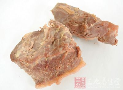 烙饼300克，圆白菜300克，里脊肉200克，红辣椒1根，大葱半根