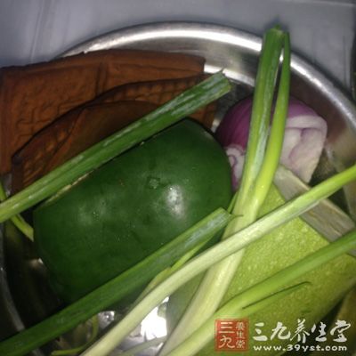 青椒，洋葱，大葱，肉丝，米饭，鸡蛋，Mozzarella奶酪(马苏里拉)，黑胡椒，橄榄油