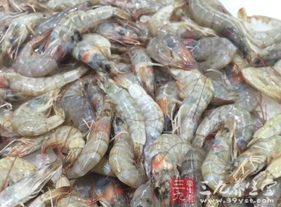 准备材料(二人份)：新鲜菠萝2个，鲜虾，新鲜鱿鱼等