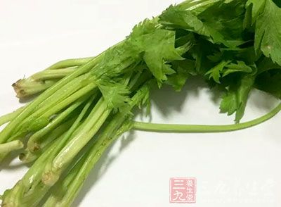 芹菜切小段，磨菇、木耳切丁，肝切成泥狀拌入米酒、鹽及太白粉