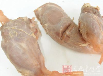 丁香油主要用于肉类、糕点、腌制食品、炒货、蜜饯、饮料的制作配制调味品