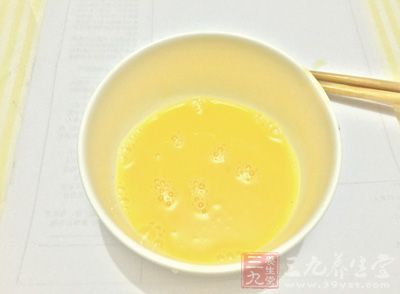 热锅倒油，倒进打好的鸡蛋液