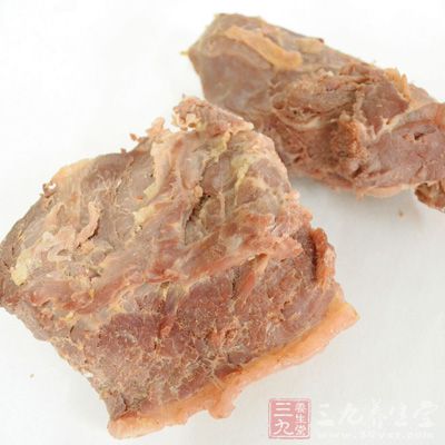 大蒜性辛温有毒，主下气消谷，除风、杀毒。而鸡肉甘酸温补，两者功用相佐