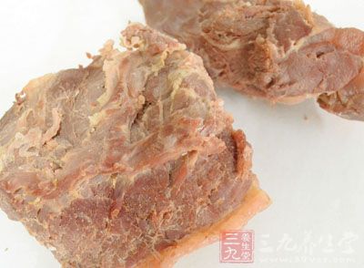 准备所需的牛肉500克