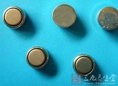 <em>婴儿误吞电池</em>夭折 父母与医院各打五十大板 - 