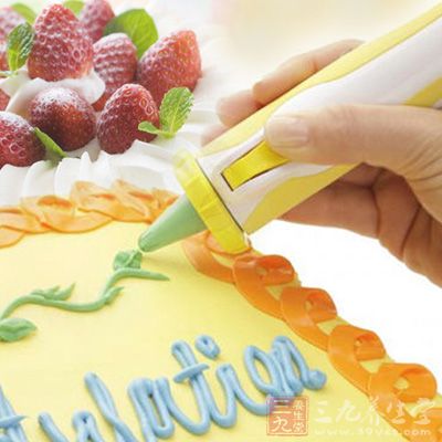 奶油打发至10分,进行裱花 奶油打发至10分,进行裱花