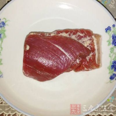 把豬肉放入鍋里煮，至筷子可以穿透時(shí)，撈出