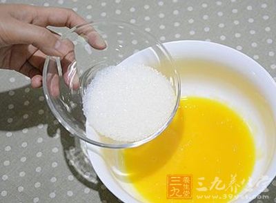 蛋黄装入无油无水的容器，加入细砂