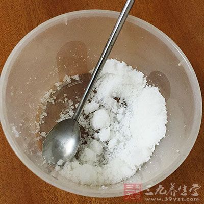 放入白糖调味，煮沸即成