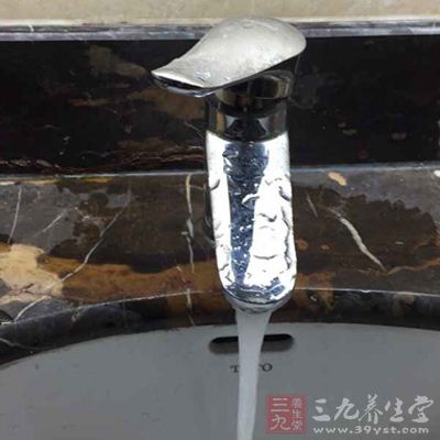 一般夏季洗冷水澡的水温以不低于10℃为好。