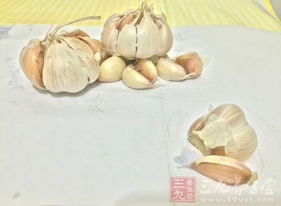 西芹，菱角，盐，料酒，鸡精，淀粉，葱，姜