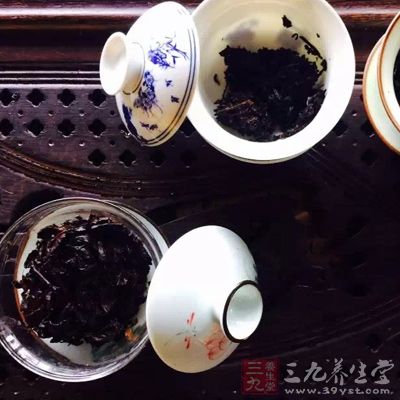 空腹饮茶会冲淡胃酸，还会抑制胃液分泌，妨碍消化，甚至会引起心悸、头痛、胃部不适、眼花、心烦等“茶醉”现象