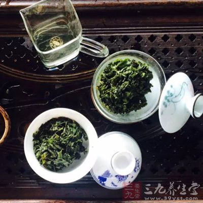 因为茶叶浓度大时，茶多酚的含量太多，易与食物中的铁发生作用，不利于铁的吸收，易引起儿童的缺铁性贫血。