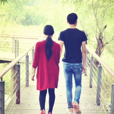 这时要耐心倾听患者的主诉，进行心与心的交流