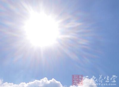 经常接触阳光会令汗腺及皮脂腺的分泌活跃