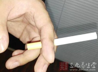 吸烟妇女患乳腺癌的危险比不吸烟妇女高40% 吸烟妇女患乳腺癌的危险比不吸烟妇女高40%