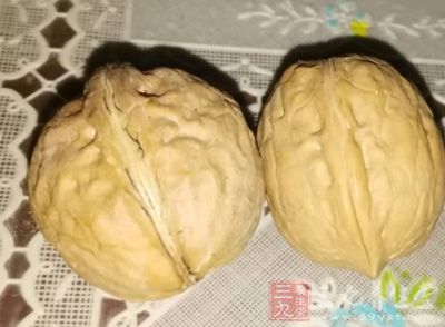 核桃含有磷脂，磷脂在人类大脑中承担着传递信息的重要功能