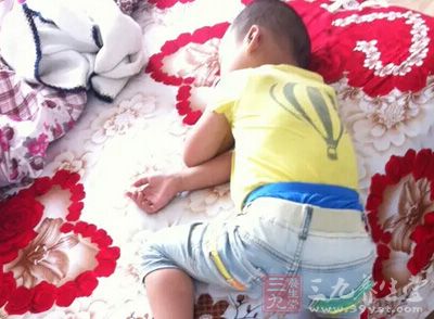 睡时两手枕于头下 睡时两手枕于头下