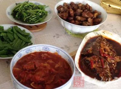 中焦溫?zé)幔嘁蜻^(guò)食油膩、過(guò)甜或者大補(bǔ)的食物造成