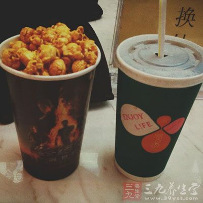 碳酸饮料的确在夏季是很受欢迎