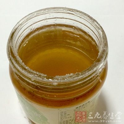 用水和蜂蜜调配后加入珍珠粉