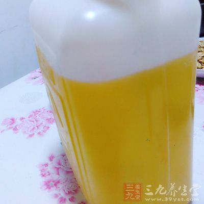 起锅，倒入少许油