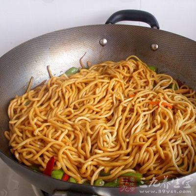 内留汤汁，再烧开时放入面条，用筷子划散，炒约2分钟