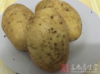 准备所需的土豆(黄皮)300克