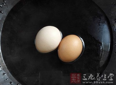 午餐：两个水煮蛋(去蛋黄)、一份清炒蔬菜、小份的米饭