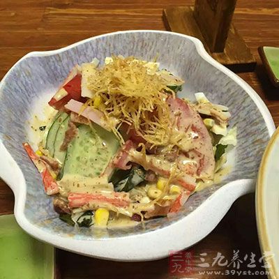 午餐：一份蔬菜色拉、小份的米饭