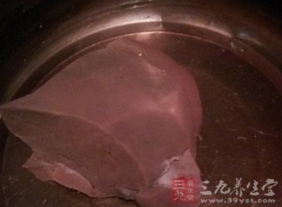 猪肝用水清洗后，滴入几滴白醋的清水中浸泡60分钟