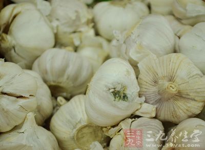 材料：东北酸菜，五花肉，汤汁腌酸菜的，葱，姜，盐