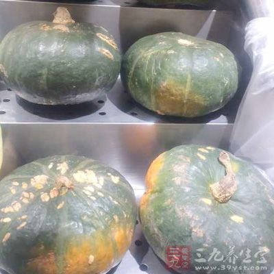 材料：大米，南瓜，腊肠，香菇，葱花，香油，鸡精