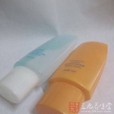 将防晒霜细致地涂抹全脸 将防晒霜细致地涂抹全脸