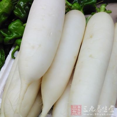 晚上可多吃蔬菜粥，用白萝卜丝与小米熬粥，可安神、排毒、增强人体免疫力。