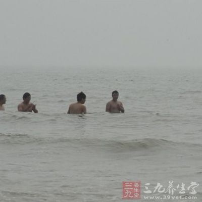 阴天游泳更需要防晒 阴天游泳更需要防晒