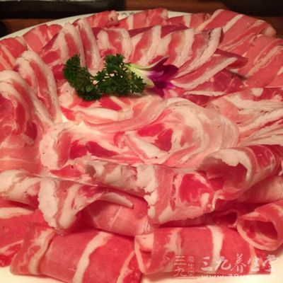 羊肉煮極爛，加酒攪勻服