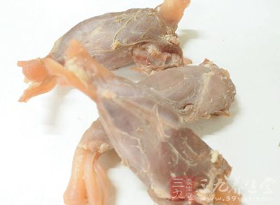 材料：河粉，牛肉(用生抽、料酒、生粉抓过