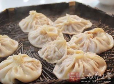 许多上班族为了早上多睡一会儿就牺牲了早餐时间。 许多上班族为了早上多睡一会儿就牺牲了早餐时间。