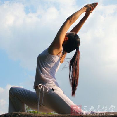 吸气,两手顺势甩高过头,身体向上挺拔。 吸气,两手顺势甩高过头,身体向上挺拔。