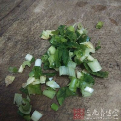 材料：水发海参一只(按人数，即食海参也可) 大葱200g 油菜一颗，酿造酱油6g，麻汁酱2g