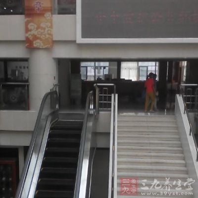 被困电梯如何自救 被困电梯如何自救