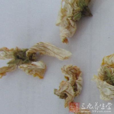 将丝瓜花洗净，放入盖杯中