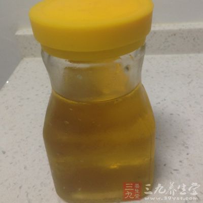 專家提出，每天喝一勺蜂蜜就可以遠(yuǎn)離鼻炎、氣喘、瘙癢、咳嗽及干眼等季節(jié)性過敏癥狀。