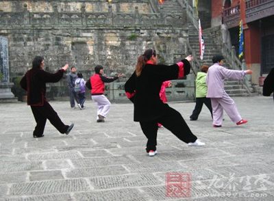 春天多鍛煉，會增強(qiáng)免疫力與抗病能力，一年之中少患流感等種疾病，且令人思維敏捷，