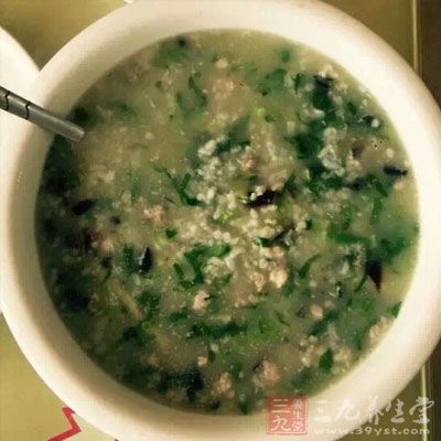 營(yíng)養(yǎng)專家提倡，冬季養(yǎng)生宜多食熱粥