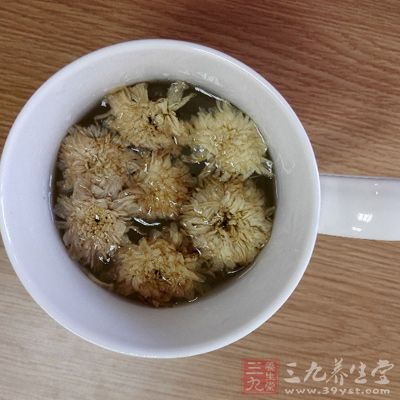 或用简便的清热中药干预，比如用金银花、菊花泡水喝;或者夏枯草煮水喝。